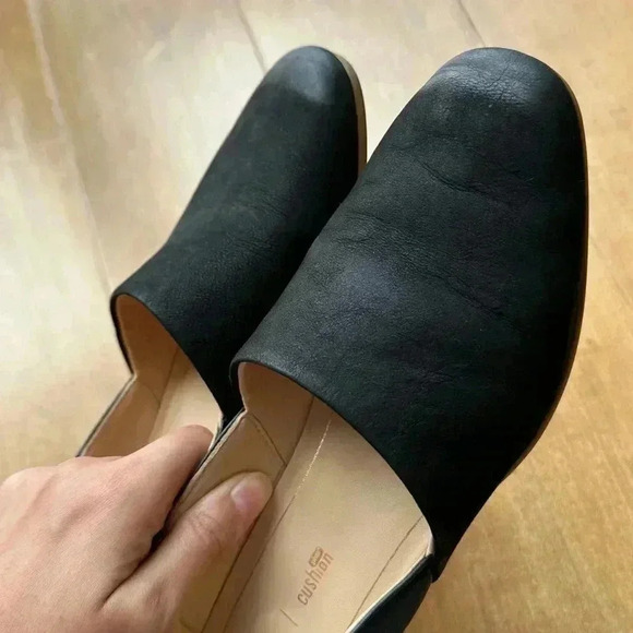 Mulas Clarks Pure - Cuero Negro, Tacón Bajo Y Suela Cushion Plus Para Comodidad